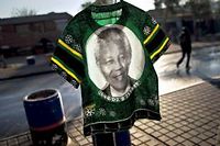 Les t-shirts a l'effigie de Mandela ont toujours eu beaucoup de succes en Afrique du Sud. (C)Muhammed Muheisen/AP/SIPA