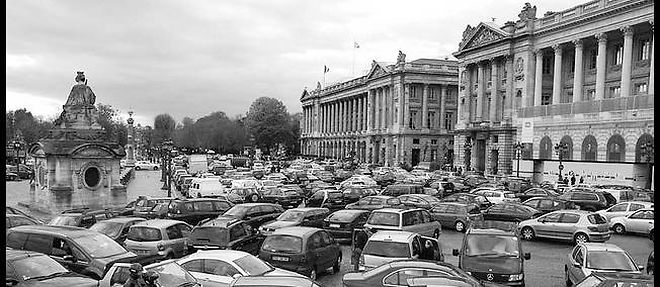Avec pres de 1 000 euros perdus dans les embouteillages chaque annee, le Francilien detient un triste record, victime de la congestion organisee par la mairie de Paris.