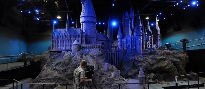 Une maquette du chateau de Poudlard exposee au "Warner Bros Harry Potter studio tour", a Londres