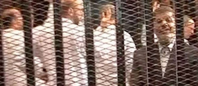 L'ex-president egyptien Mohamed Morsi, s'exprimant derriere les barreaux du box des accuses, lors de son proces, le 4 novembre dernier.