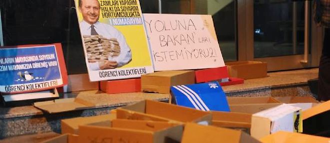Des manifestants ont depose des boites a chaussures devant une agence de Halkbank, apres que l'on a appris que son directeur cachait chez lui 4,5 millions de dollars dans de telles boites.