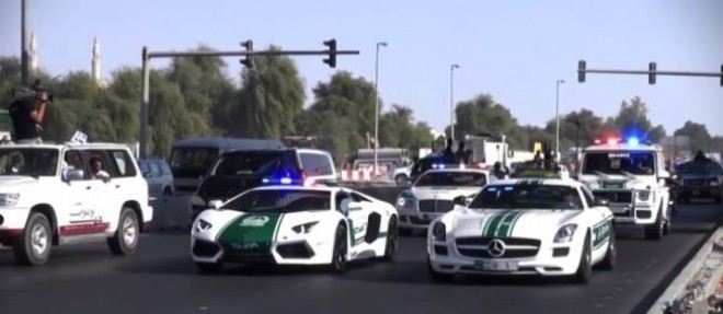 La Grand Parade de novembre a fait defiler dans les rues de l'emirat toutes les plus belles voitures de sport, encadrees par les supercars de la police.