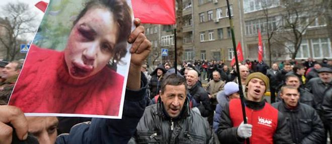 Des manifestants defilent a Kiev avec une photo de Tetiana Chornovil, la journaliste battue en Ukraine.