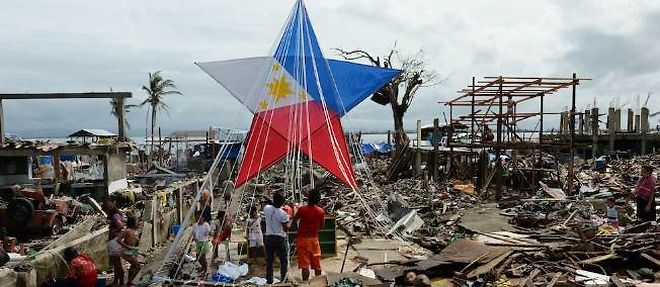 Le 24 decembre, des habitants de Tacloban hissent une lanterne.