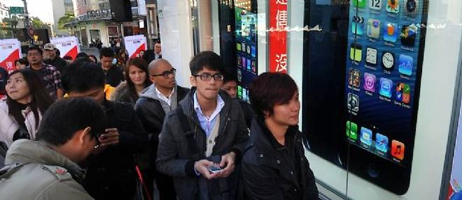 Des Taiwanais font la queue pour acheter le dernier modele d'iPhone en 2012.