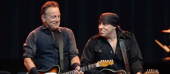 Bruce Springsteen et l'un de ses musiciens.