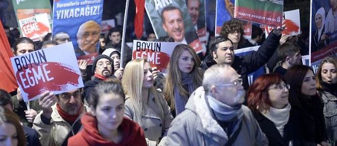 Depuis plusieurs jours, des Turcs descendent dans les rues pour denoncer la corruption qui regne dans le pays.