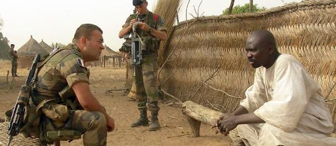 Un adjudant francais parle avec un chef de village centrafricain, en 2009.