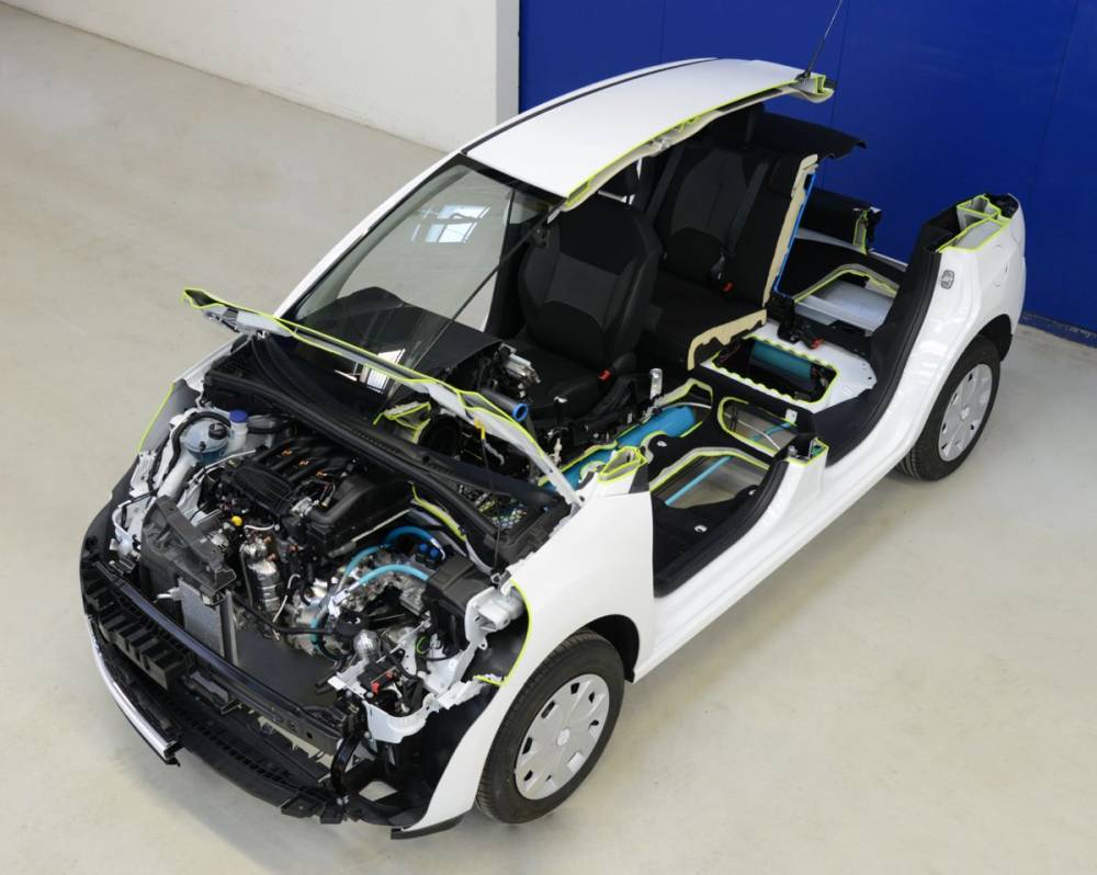 D'abord présenté sous la carrosserie d'une Citroën C3, le système Hybrid Air est aussi expérimenté sur la Peugeot 2008.