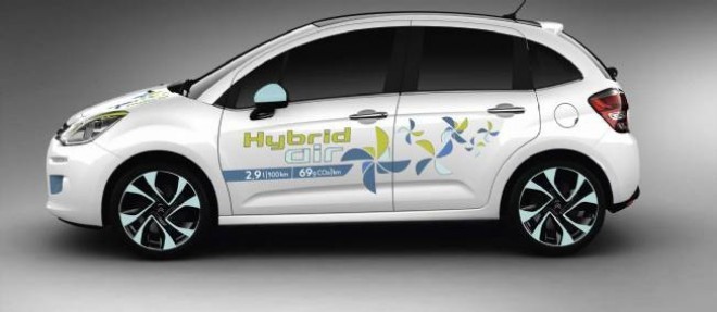 Selon PSA, une Citroen C3 equipee de la technologie Hybrid Air ne consommerait que 2,9 l d'essence aux 100 km, soit une emission de CO2 de seulement 69 grammes par kilometre.
