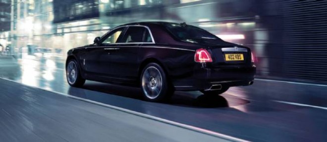 Une Rolls-Royce avec des echappements chromes apparents, c'est une premiere historique, apparue sur la Ghost V, mais en option seulement.