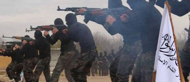 Entrainement de combattants rebelles de la brigade salafiste Ahrar al-Sham, membre du Front islamique qui a lance une vaste offensive contre les djihadistes de l'Etat islamique en Irak et au Levant.