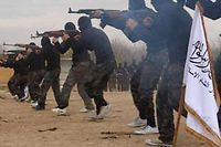 Entraînement de combattants rebelles de la brigade salafiste Ahrar al-Sham, membre du Front islamique qui a lancé une vaste offensive contre les djihadistes de l'État islamique ne Irak et au Levant. ©Uncredited