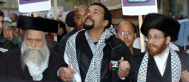Dieudonne manifestant en compagnie de rabbins antisionistes lors d'un rassemblement contre le mur de separation entre Israel et les territoires palestiniens, le 13 novembre 2004 a Paris.