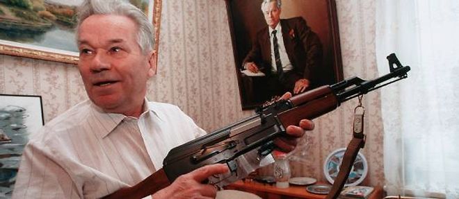 Mikhail Kalachnikov, inventeur du celebre fusil d'assaut qui porte son nom, en 1997, dans son domicile d'Ijevsk, en Russie.