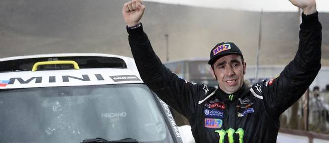 Nani Roma devient le troisieme pilote, apres Auriol et Peterhansel, a avoir remporte le Dakar a moto et en auto.