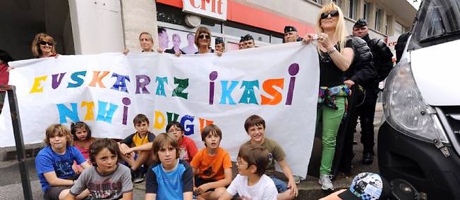 "Nous voulons apprendre en basque", rappelaient ces manifestants en juin 2013 a Bayonne.
