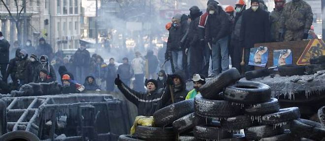 Des manifestants montent la garde place de l'Independance a Kiev, le 24 janvier 2014.