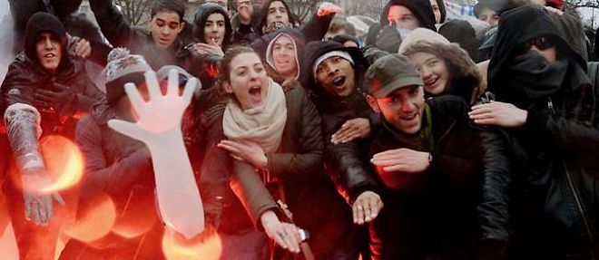 Manuel Valls et Stephane Le Foll ont condamne les violences liees a l'extreme droite survenues lors de la manifestation anti-Hollande organisee a l'appel du collectif Jour de colere dimanche a Paris.