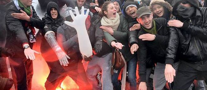 Des manifestants effectuent le geste controverse de la quenelle, dimanche 26 janvier a Paris.