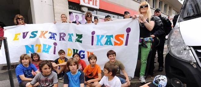 "Nous voulons apprendre en basque", reclament ces manifestants en juin 2013 a Bayonne.