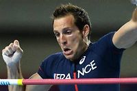 Saut &agrave; la perche : Renaud Lavillenie bat le record de France en salle