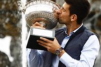Novak Djokovic place de la Concorde à Paris, avec le trophée, après sa première victoire à Roland-Garros.  ©Mehdi Taamallah