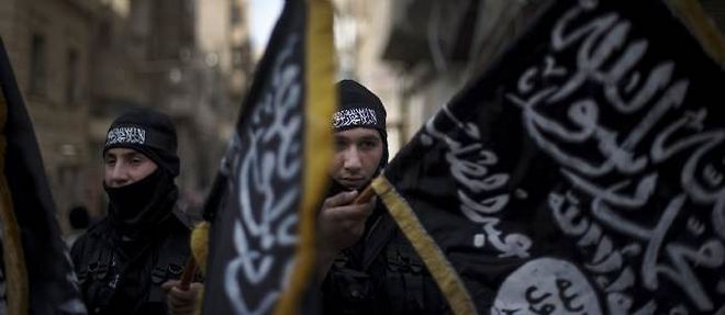 Des membres de la brigade islamiste Hamzah defilent a Deir ez-Zor avec des drapeaux du Front al-Nosra.