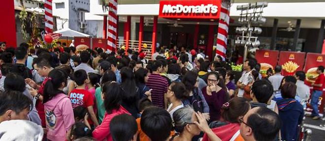 Le geant americain du fast-food McDonald's a ouvert samedi au Vietnam son premier restaurant, implante a Ho Chi Minh-Ville.