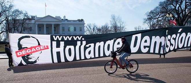 Un collectif francais a deploye une banderole "Hollande, demission" devant la Maison-Blanche, mardi.
