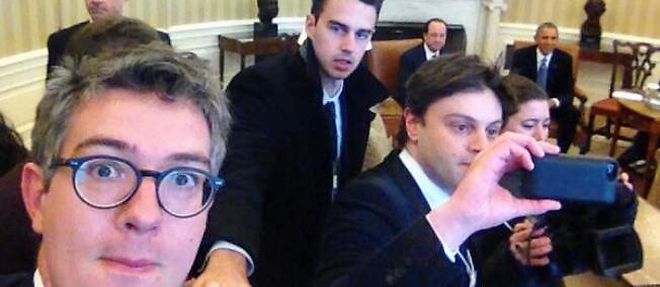 "Selfie dans le Bureau ovale...", ecrit un journaliste du "Monde" sur Twitter.