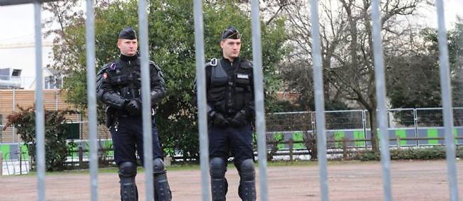 Des policiers devant le centre de retention administrative de Vincennes.