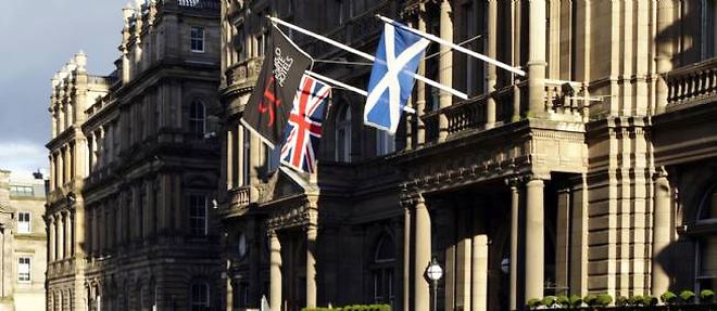Les drapeaux ecossais (au premier plan) et anglais (au dernier plan).