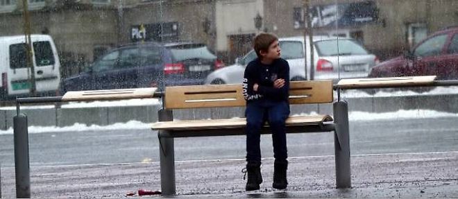 Un jeune Norvegien de 11 ans attend, dans le froid, pour sensibiliser a la situation des enfants syriens.