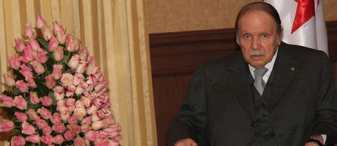 Le president algerien Abdelaziz Bouteflika, le 2 fevrier 2014, lors de sa rencontre avec le nouveau president tunisien Mehdi Jomaa.