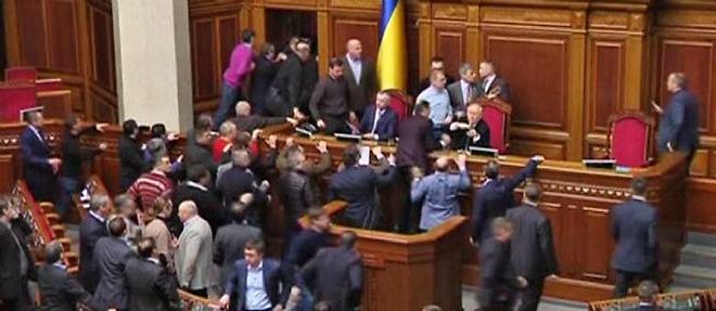 Des deputes ukrainiens en sont venus aux mains, vendredi 21 fevrier, au Parlement.