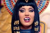 VID&Eacute;O. Katy Perry cultive l'absurde dans le clip &quot;Dark Horse&quot;