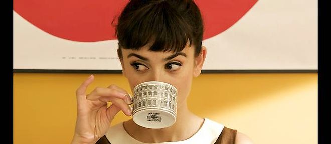 Penelope Cruz degustant un cafe dans "Etreintes brisees", le film de Pedro Almodovar.