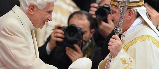 Benoit XVI et le pape Francois, samedi au Vatican.