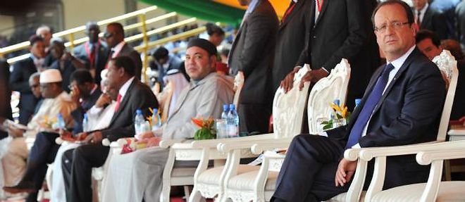 Le president Francois Hollande, avec au second plan le roi du Maroc Mohammed VI, lors de l'intronisation du president malien Ibrahim Boubacar Keita, a Bamako, en septembre 2013.