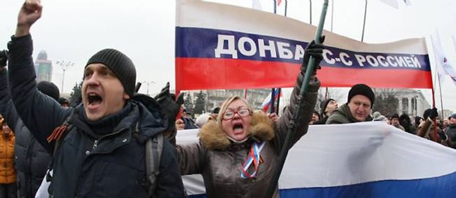 Des manifestants pro-russes ont defile a Kharkiv, en Ukraine.