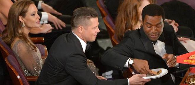 Brad Pitt partage une part de pizza avec Chiwetel Ejiofor lors de la ceremonie des Oscars, le 3 mars 2014 a Los Angeles.