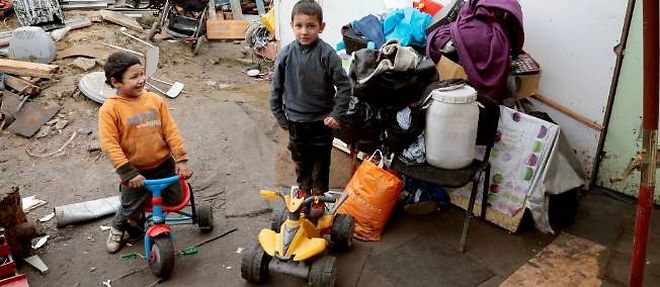 Des enfants roms a Villeneuve-Saint-Georges en banlieue parisienne.