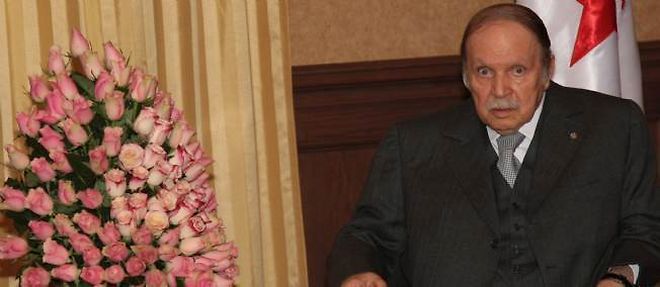 Le president algerien Abdelaziz Bouteflika, le 2 fevrier 2014, lors de sa rencontre avec le nouveau president tunisien Mehdi Jomaa. (C) MOHAMED HAMMI / SIPA