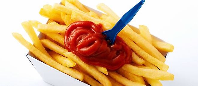 Une cuillere a soupe de ketchup contient environ 4 grammes (environ 1 cuillere a the) de sucre.