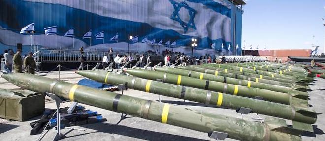 Les quarante roquettes M-302 interceptees par l'armee israeliennes sur le cargo Klos-C et disposees sur le port d'Eilat, le 10 mars dernier.