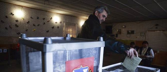 Un electeur de Crimee vote lors du referendum pour le rattachement de la peninsule a la Russie, le 16 mars 2014 dans le village de Shirokoye.
