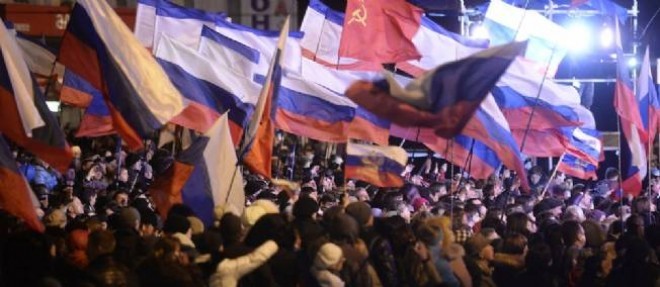 La place Lenine a Simferopol en liesse apres la victoire des pro-russes au referendum dimanche 16 mars.