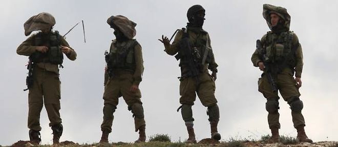 Des soldats israeliens surveillent une colonie juive en Cisjordanie (photo d'illustration).