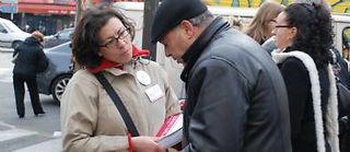 Maya Akkari fait campagne dans le 18e arrondissement sur la liste PS d'Éric Lejoindre. ©DR